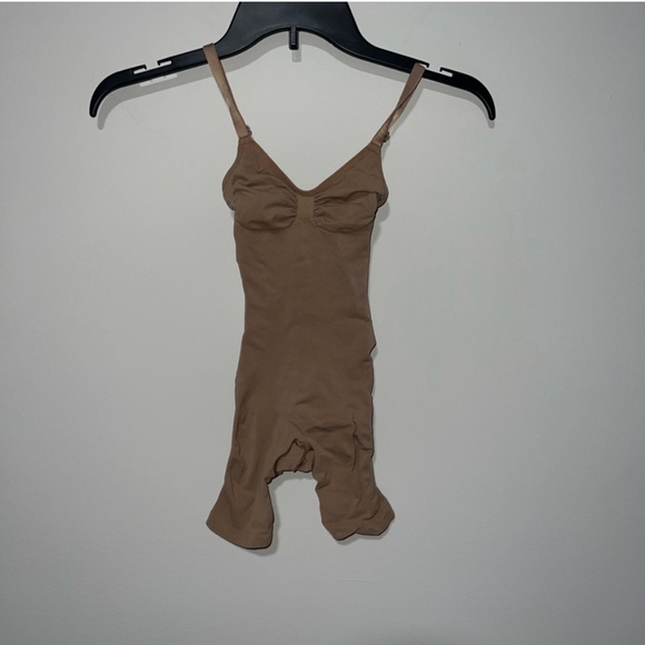 NWOT SKIMS SHAPEWEAR SEAMLESS SCULPT MID THIGH BODYSUIT SIENNA NUDE XXS - Picture 1 of 3